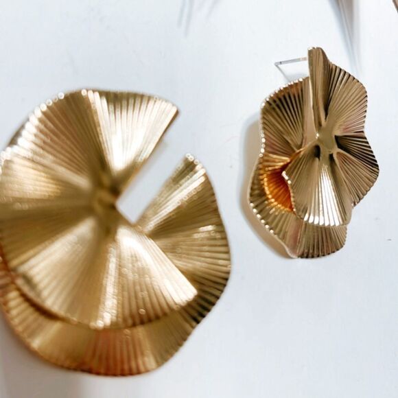 Gold geo stud earrings S380 - Picture 2 of 3